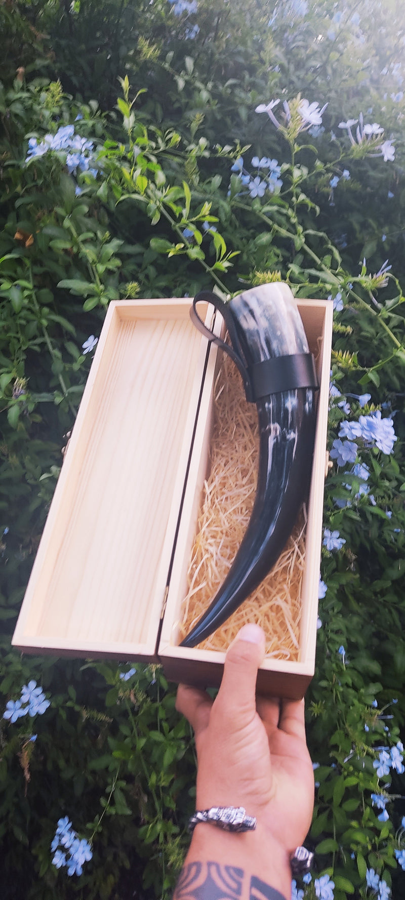 Corne à boire viking dans avec boîte en bois gravé - corne