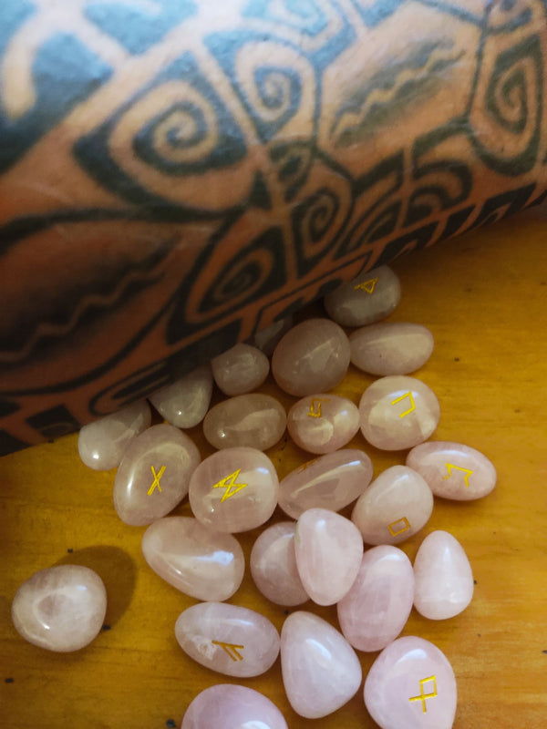Runes Futhark en pierre de quartz rose